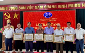 Đảng uỷ xã Thạch Đà tổ chức Lễ trao tặng Huy hiệu Đảng Đợt 19/5/2025