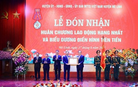 Chủ tịch HĐND thành phố Nguyễn Ngọc Tuấn trao Huân chương Lao động hạng Nhất cho huyện Mê Linh
