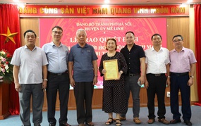 Trao quyết định công nhận người hoạt động cách mạng đối với đồng chí Lê Sỹ Bang thuộc Đảng bộ huyện Mê Linh