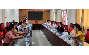 NHCSXH huyện Mê Linh phối hợp với UBND xã rà soát cho vay đối với chương trình cho vay Học sinh sinh viên và cho vay đối với người chấp hành xong án phạt tù