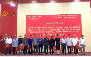 Bệnh viện Đa khoa Quốc tế Hà Nội tặng quà cho gia đình chính sách, người có công với cách mạng trên địa bàn xã Tam Đồng
