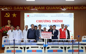Hội Chữ thập đỏ huyện Mê Linh trao tặng giường bệnh cho Bệnh viện Đa khoa huyện
