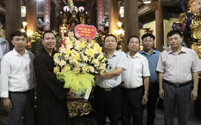 Các đồng chí lãnh đạo huyện Mê Linh thăm, tặng quà chúc mừng Đại lễ phật đản 2025