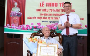 Huyện ủy Mê Linh trao tặng Huy hiệu 70 năm tuổi Đảng cho đảng viên lão thành