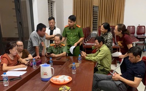 Công an xã Đại Thịnh hướng dẫn người dân tham gia góp ý sửa đổi Hiến pháp