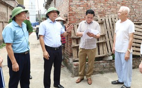 Bí thư Huyện ủy Nguyễn Thanh Liêm kiểm tra thực địa, chỉ đạo giải quyết khó khăn, vướng mắc trong GPMB dự án đường Vành đai 4 - Vùng Thủ đô tại xã Văn Khê