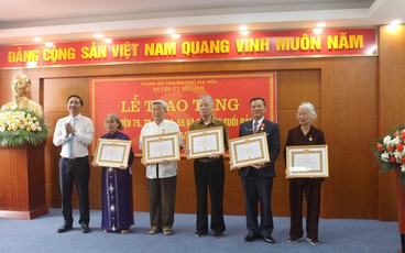 Huyện Mê Linh: 119 đảng viên được trao Huy hiệu Đảng đợt 19/5
