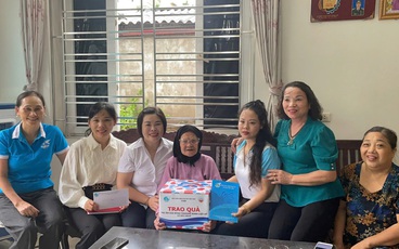 Hội LHPN huyện Mê Linh thăm, tặng quà các Mẹ Việt Nam anh hùng nhân kỷ niệm 77 năm ngày thương binh liệt sỹ