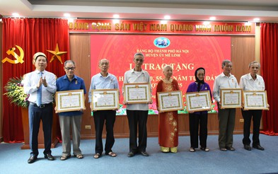Huyện Mê Linh: 193 đảng viên được tặng Huy hiệu Đảng đợt 19/5/2025