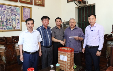 Mê Linh thăm, tặng quà đối tượng chính sách người có công tiêu biểu nhân dịp kỷ niệm 50 năm Ngày Giải phóng Miền Nam, thống nhất đất nước (30/4/1975 - 30/4/2025)