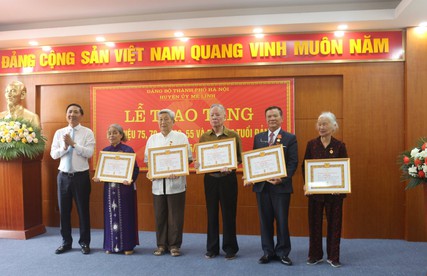 Huyện Mê Linh: 119 đảng viên được trao Huy hiệu Đảng đợt 19/5