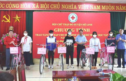 Hội Chữ thập đỏ huyện Mê Linh trao xe đạp cho học sinh nghèo vượt khó
