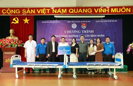 Huyện Đoàn Mê Linh phối hợp với Đoàn thanh niên Bộ Nội vụ trao tặng giường cấp cứu cho Bệnh viện Đa khoa huyện Mê Linh và Trạm Y tế các xã