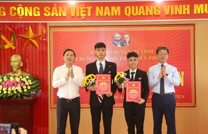 Hai học sinh THPT đầu tiên của huyện Mê Linh được kết nạp Đảng