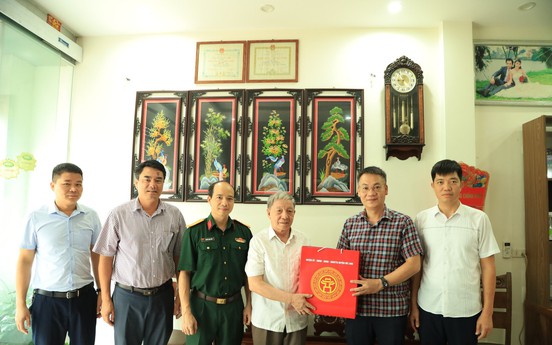 Lãnh đạo huyện Mê Linh thăm hỏi, tặng quà gia đình thương binh, bệnh binh, thân nhân liệt sĩ, người có công
