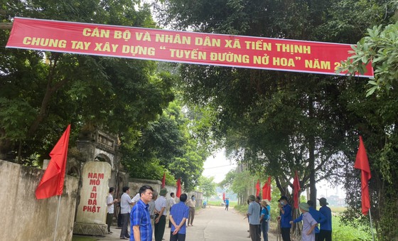 Cán bộ và nhân dân xã Tiến Thịnh chung tay xây dựng “Tuyến đường hoa kiểu mẫu” năm 2022