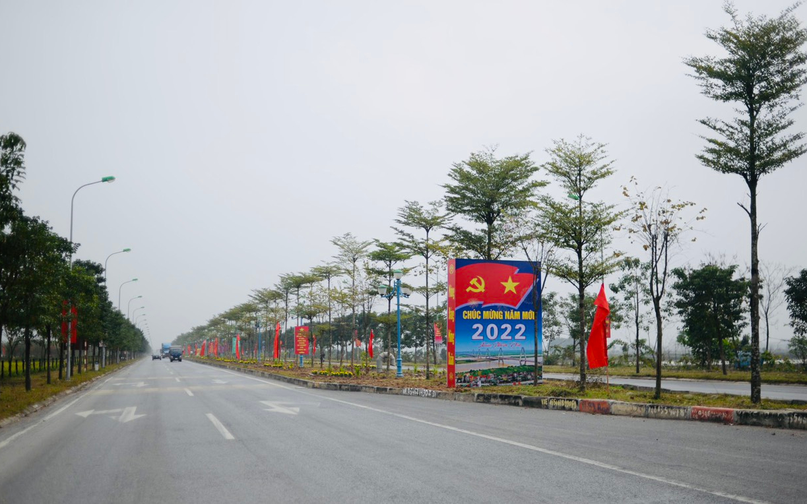 Tuyến đường  trục chính Mê Linh ( đường 100) được trang trí các cụm Pano, cụm biểu tượng, cờ, hoa chúc mừng năm mới, mừng xuân Nhâm Dần 2022