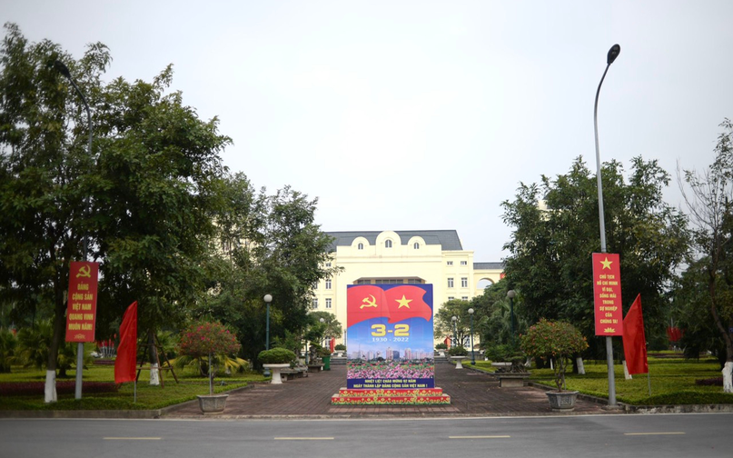 Trụ sở Huyện ủy- HĐND- UBND Huyện Mê Linh rực rỡ cờ hoa
 đón mừng Xuân Nhâm Dần  2022
