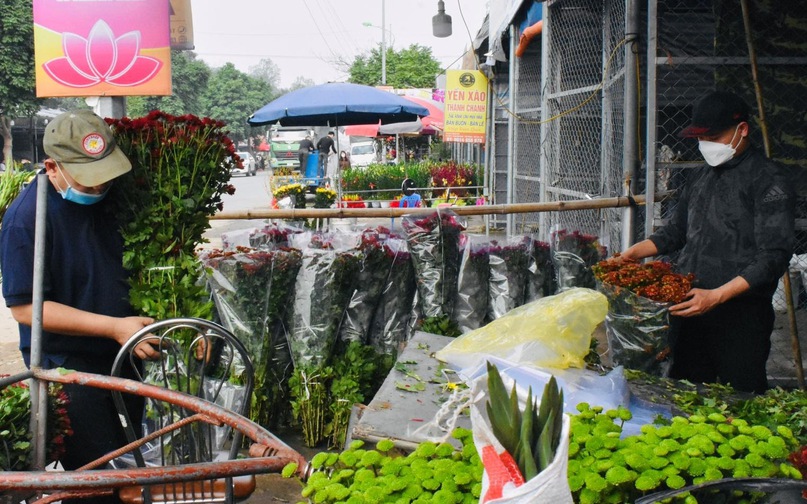 Người dân Mê Linh hối hả đóng hoa tại chợ Hoa để phục vụ khách hàng