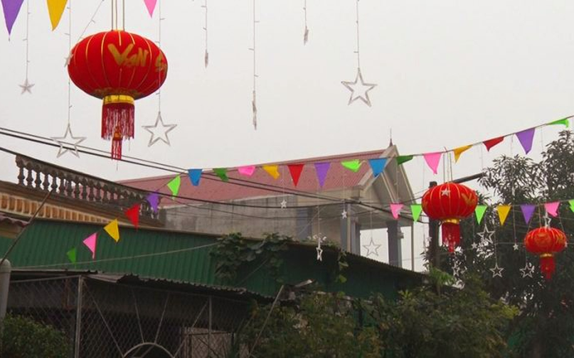 Theo phong tục đón Tết nguyên đán của người dân Việt Nam là cứ vào mỗi dịp Tết đến xuân về mọi người, mọi nhà lại dọn dẹp trang hoàng đường làng ngõ xóm nhà cửa để sẵn sàng đón năm mới.