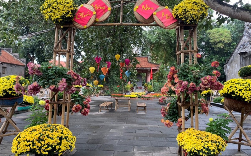 Cổng hoa trang hoàng lối vào nhà bia lưu niệm Đồng chí Trường Trinh