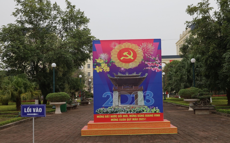 Tấm Pano lớn mừng Đảng, mừng Xuân tại trụ sở Huyện ủy - HĐND - UBND Huyện