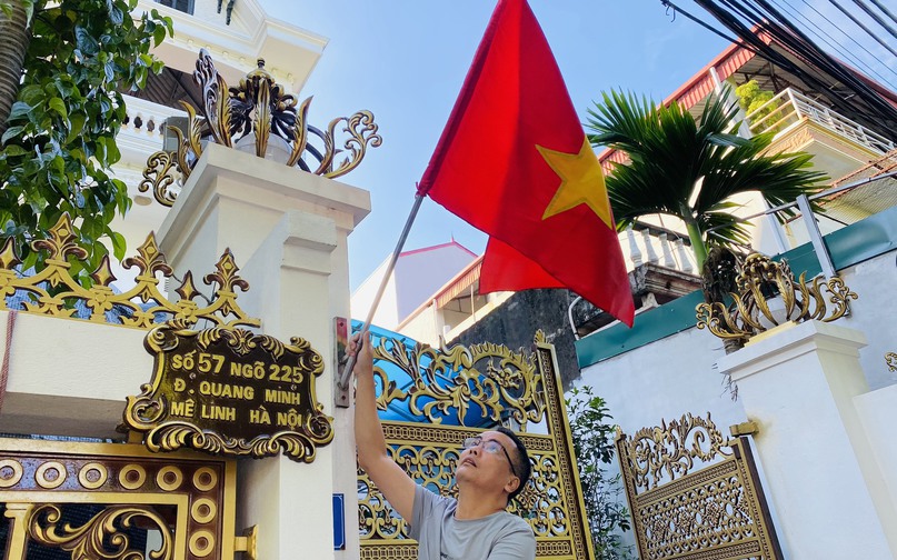 Người dân Mê Linh treo cờ Tổ quốc chào mừng kỷ niệm 69 năm Ngày Giải phóng Thủ đô..
