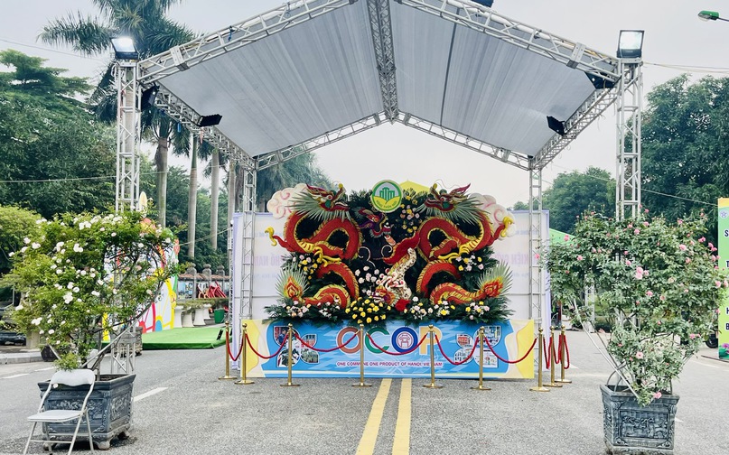 Biểu trưng của Sự kiện với tác phẩm "Tứ Linh Hội Tụ" được kết tinh từ hoa quả tươi nhiều màu sắc và các sản phẩm OCOP do các nghệ nhân lành nghề thực hiện.