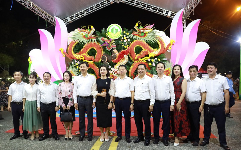 Lãnh đạo Sở NN&PTPT Hà Nội và lãnh đạo huyện Mê Linh bên tác phẩm “Tứ linh hội tụ” - Biểu trưng của sự kiện