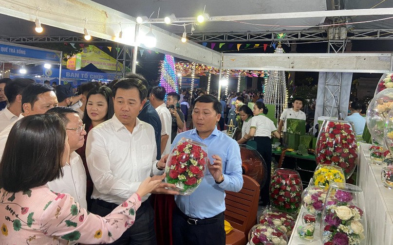 
Các đại biểu thăm quan gian hàng hoa bất tử Mê Linh - Sản phẩm OCOP 3 sao năm 2023.

