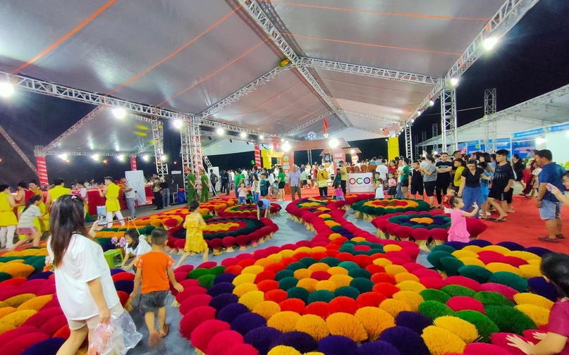 Ngoài hơn 100 gian hàng với hàng nghìn dòng sản phẩm OCOP, sự kiện còn thu hút du khách bởi không gian trang trí đặc trưng của các tỉnh Nam Bộ và làng nghề Hà Nội.