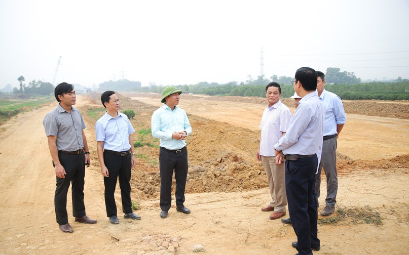 Với 8 mũi thi công đồng loạt (4 mũi thi công đường và 4 mũi thi công cầu), đơn vị phấn đấu hết năm 2023 sẽ hoàn thành thi công khoảng 21% khối lượng dự án qua địa bàn huyện Mê Linh.