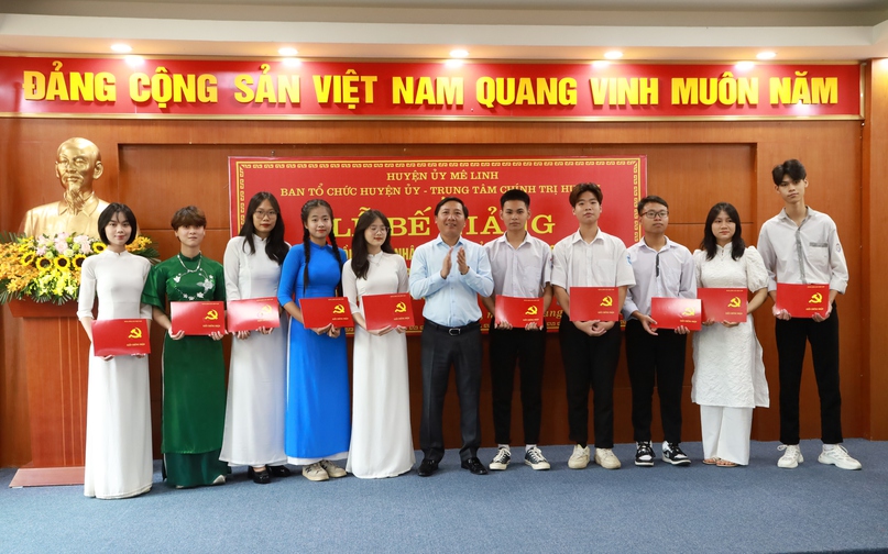 Đ/c Nguyễn Thanh Liêm - Bí thư Huyện ủy trao Giấy chứng nhận cho các học viên.