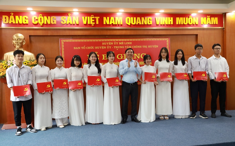 Đ/c Nguyễn Thanh Liêm - Bí thư Huyện ủy trao Giấy chứng nhận cho các học viên.