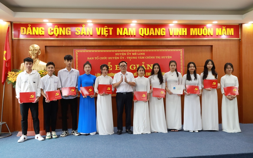 Đ/c Đào Mạnh Hùng - Ủy viên Ban Thường vụ, Trưởng Ban Tuyên giáo Huyện ủy, Giám đốc Trung tâm Chính trị Huyện trao Giấy chứng nhận cho các học viên.
