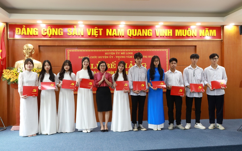Đ/c Nguyễn Thị Ngọc Hà - Huyện ủy viên, Chánh Văn phòng Huyện ủy trao Giấy chứng nhận cho các học viên.