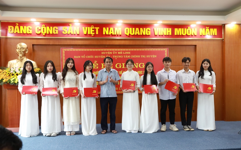 Đ/c Nguyễn Văn Hậu - Huyện ủy viên, Trưởng Phòng Giáo dục và Đào tạo Huyện trao Giấy chứng nhận cho các học viên.
