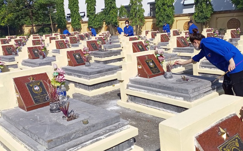 Đoàn viên thanh niên xã Đại Thịnh chỉnh trang các phần mộ tại Nghĩa trang Liệt sỹ.