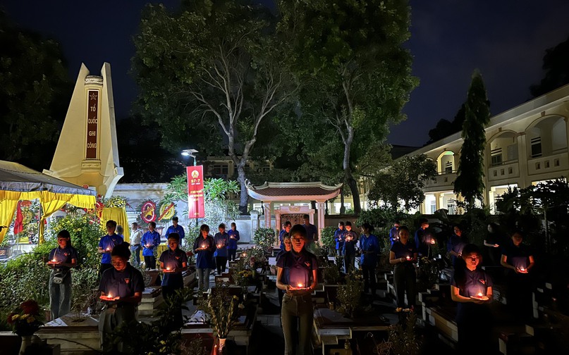 Đoàn viên thanh niên thắp nến tri ân tại Nghĩa trang Liệt sỹ xã Mê Linh