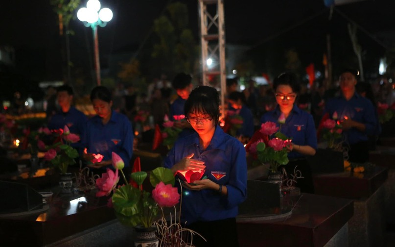 Đoàn viên Thanh niên thắp nến tri ân tại Nghĩa trang Liệt sỹ xã Tiền Phong