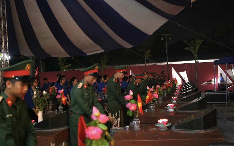 Đoàn thanh niên lực lượng vũ trang tham gia thắp nến tri ân tại nghĩa trang xã Tiền Phong