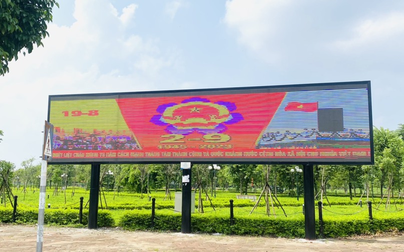 Màn hình Led cỡ lớn với dòng chữ "Nhiệt liệt chào mừng kỷ niệm 78năm Quốc khánh Nước Cộng hòa xã hội chủ nghĩa Việt Nam".