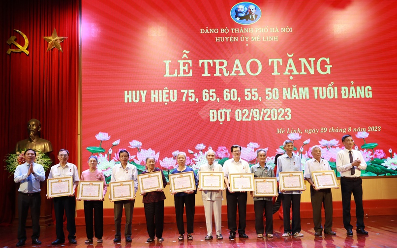 Đ/c Nguyễn Thanh Liêm - Bí thư Huyện ủy và đ/c Hoàng Văn Tân - Ủy viên Ban Thường vụ Huyện ủy, Chủ tịch Ủy ban MTTQ Huyện trao Huy hiệu Đảng cho các đảng viên.