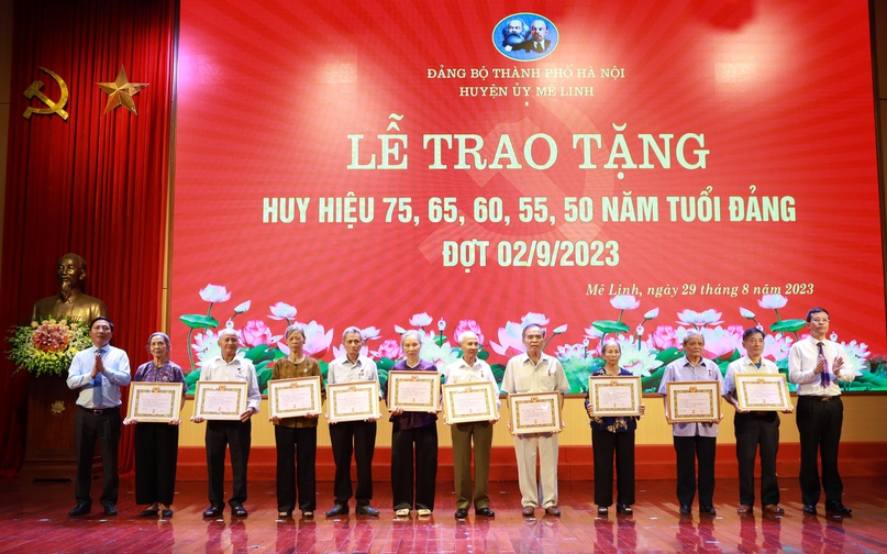 Đ/c Nguyễn Thanh Liêm - Bí thư Huyện ủy và đ/c Lỗ Xuân Hòa - Ủy viên Ban Thường vụ, Trưởng Ban Tổ chức Huyện ủy trao Huy hiệu Đảng cho các đảng viên.