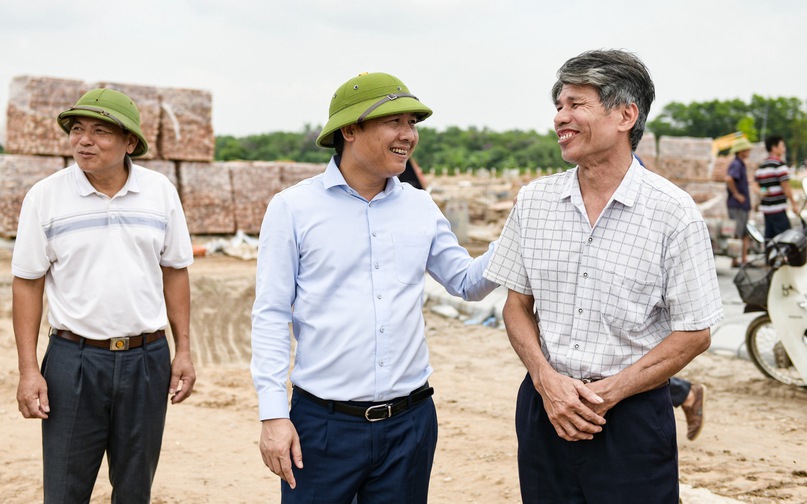Ông Nguyễn Thanh Liêm, Bí thư huyện uỷ Mê Linh (TP Hà Nội), động viên bà con nơi có vành đai 4 đi qua đang xây dựng nhà tái định cư.