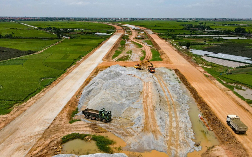 UBND huyện Mê Linh cho biết công tác giải phóng mặt bằng phục vụ xây đường vành đai 4 đã thu hồi 100% đất nông nghiệp. Về thu hồi đất ở, huyện cũng đang tích cực xây dựng các khu tái định cư để đưa ng