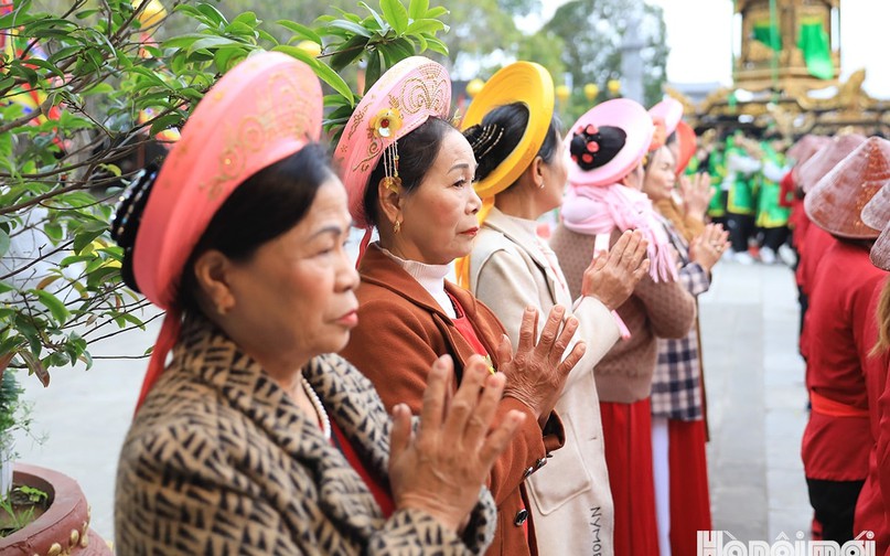 Bà Nguyễn Thị Hoa (xã Mê Linh) chia sẻ: “Chúng tôi rất vui, phấn khởi khi tham gia lễ hội truyền thống của địa phương. Đây là dịp mọi người con Mê Linh ôn lại, tưởng nhớ đến công l