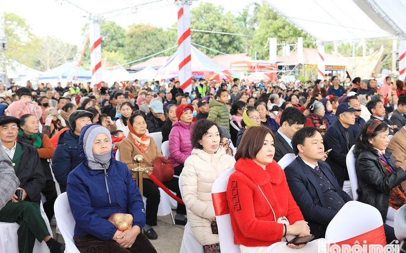 Đông đảo nhân dân và du khách thập phương tham gia lễ hội đền Hai Bà Trưng và theo dõi chương trình nghệ thuật “Âm vang Mê Linh”.