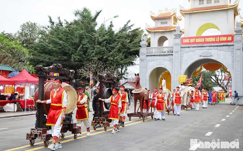 Đi hộ giá Hai Bà Trưng có các đội gồm: Cờ lệnh, đội cờ ngũ hành, đội cờ tứ linh, voi trắng, ngựa hồng, ngựa bạch…