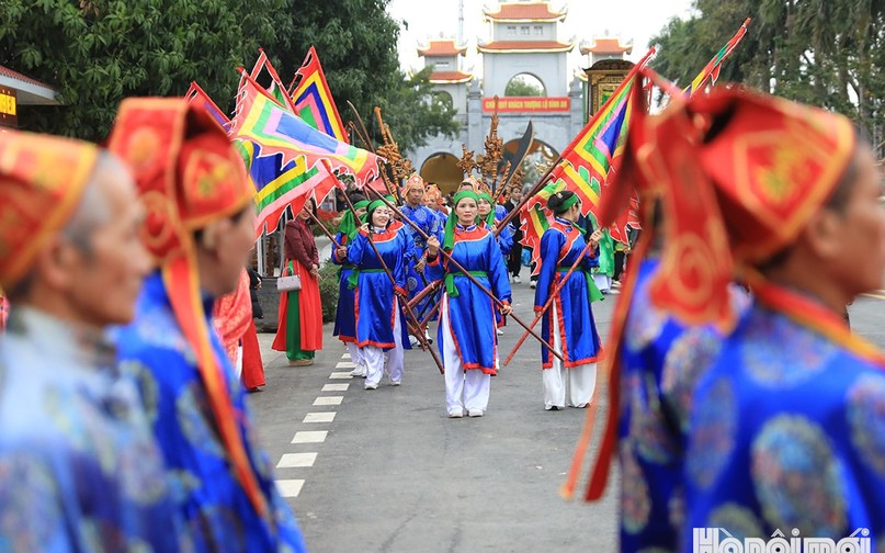 ..cùng các đội múa xênh tiền, múa lân vừa đi vừa múa trong tiếng nhạc lễ cung đình của dàn nhạc bát âm, hòa quyện trong tiếng trống, tiếng chiêng rộn rã, linh thiêng.